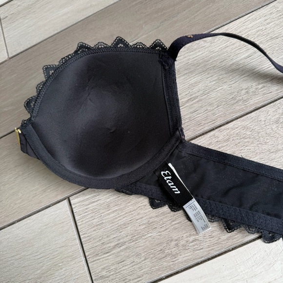 Etam black lace bra with adjustable straps and hook closure. - Picture 5 of 6